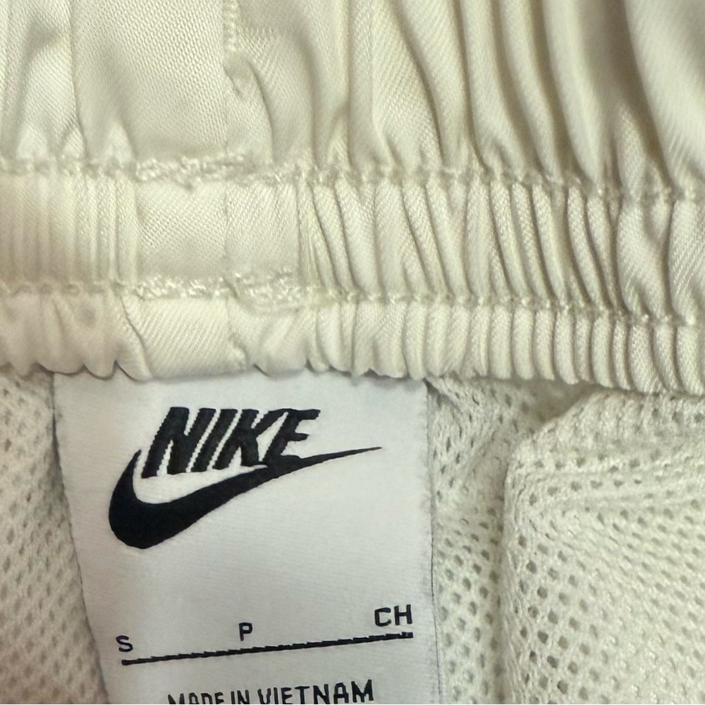 Nike Women’s Cream Athletic Shorts | Sz SP - Picture 4 of 4